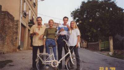 Sábado 10 de la mañana... Alain, Silvia, Jorge y Lorea se preparan para dar un paseo en bicicleta.