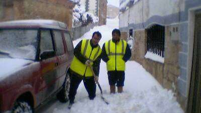 Los vecinos del pueblo se disponen a limpiar las calles, en la imagen vemos a Ignacio y Sergio