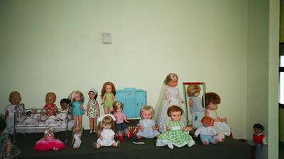 Muñecas de goma de los años 50 y otras algo más moderna- Nancys, Barriguitas y Barbies, las primeras que salieron al mercado español. Servían para jugar