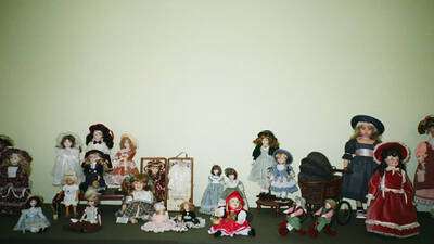Muñecas de porcelana, modernas de exposición; no sirven para jugar. Las hay españolas, francesas e italianas.