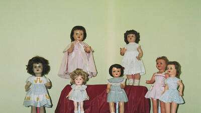 Sobre la peana, Mariquita y Gisela, las muñecas más deseadas de la exposición. Ellas tienen la culpa de que nos visitasen de todo Navarra.