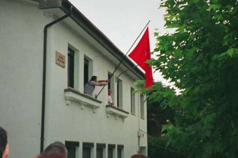 Este año en Fiestas de Agosto se izó por primera vez en la historia la bandera de Azuelo desde el Ayuntamiento