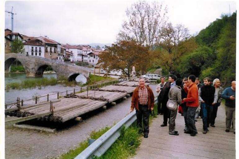 Almadía junto al puente medieval de Burgui